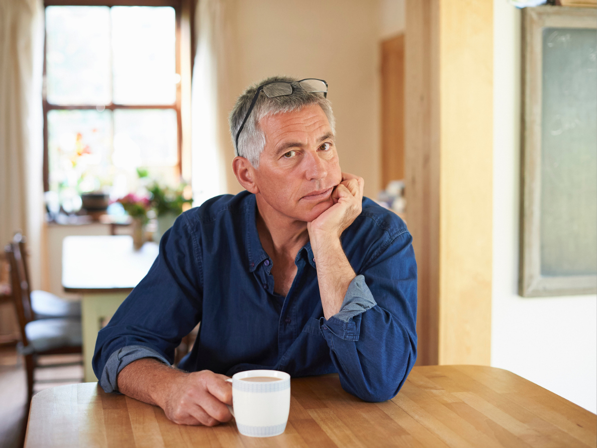 zamyślony mężczyzna