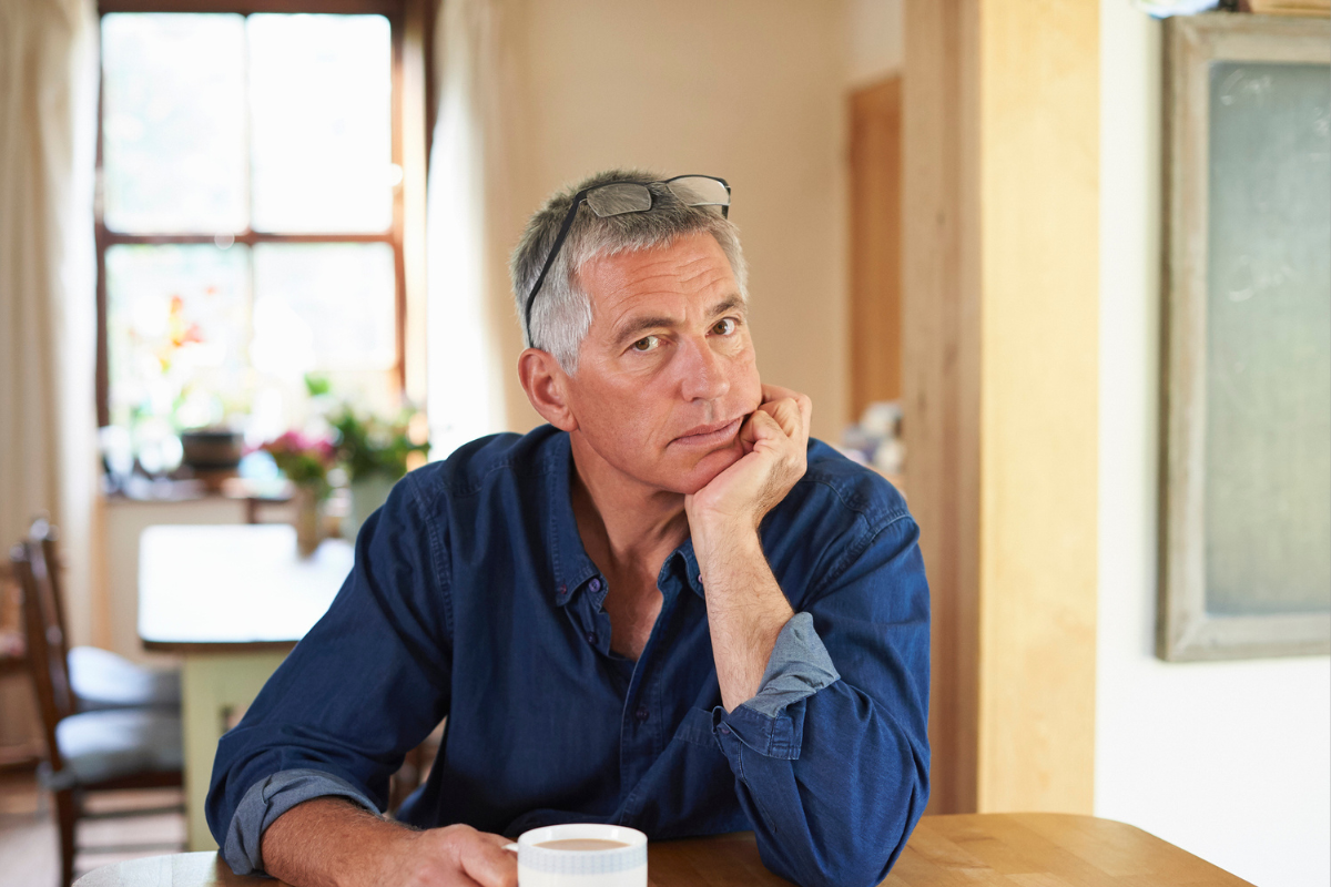 zamyślony mężczyzna