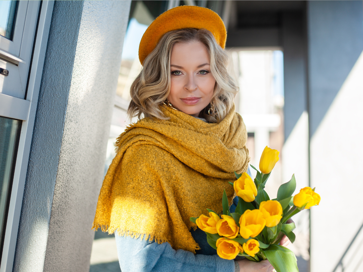 kobieta z bukietem tulipanów