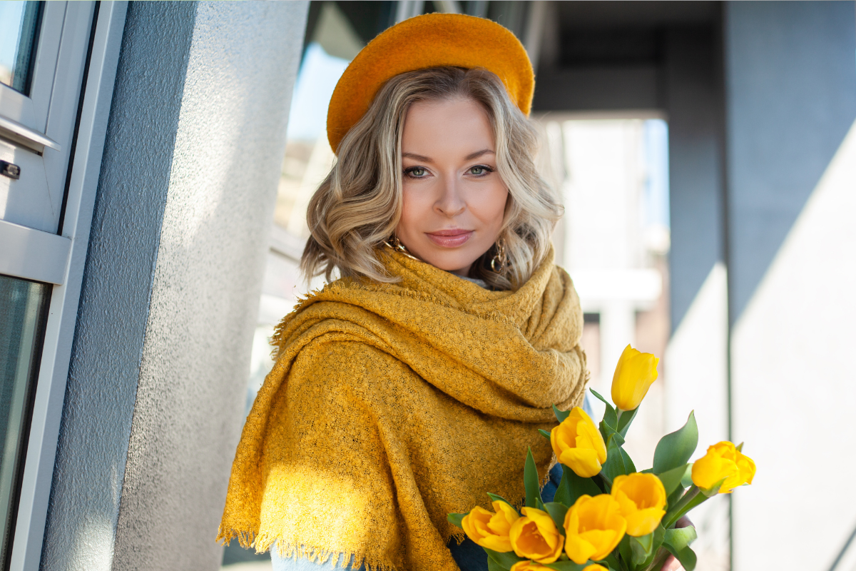 kobieta z bukietem tulipanów