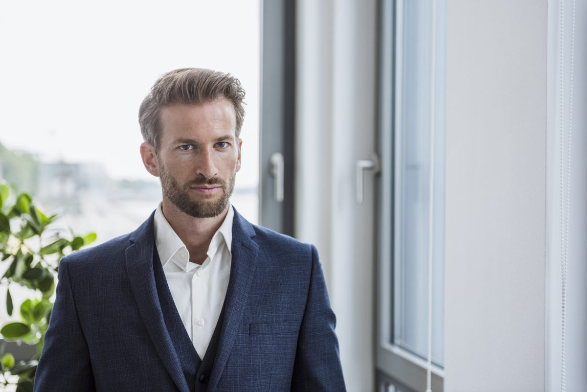 poważny mężczyzna