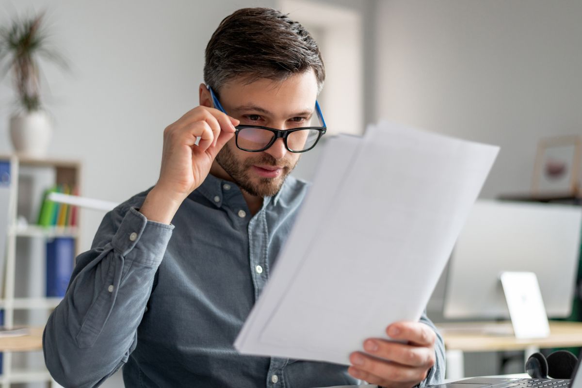 Mężczyzna z dokumentem 1200 x 800