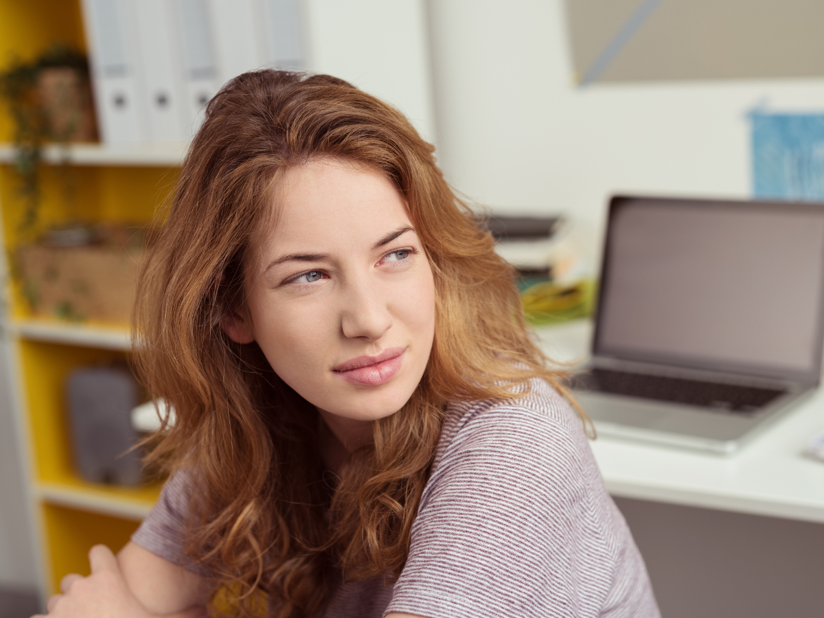 zamyślona dziewczyna
