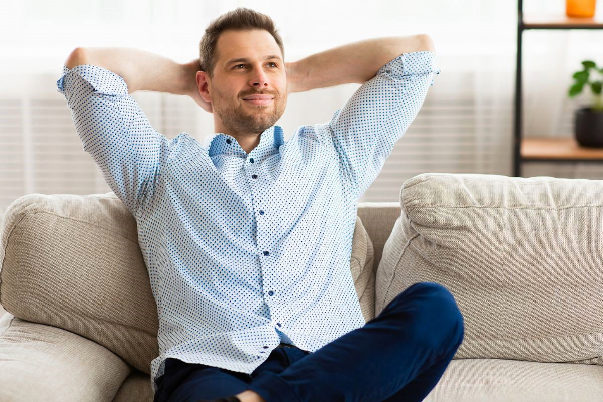 Zadowlony mężczyzna 1200 x 800