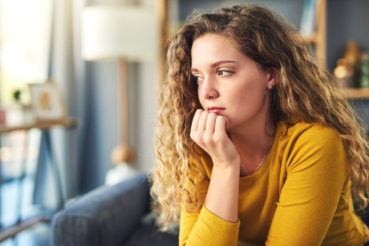 Smutna młoda kobieta 1200 x 800k