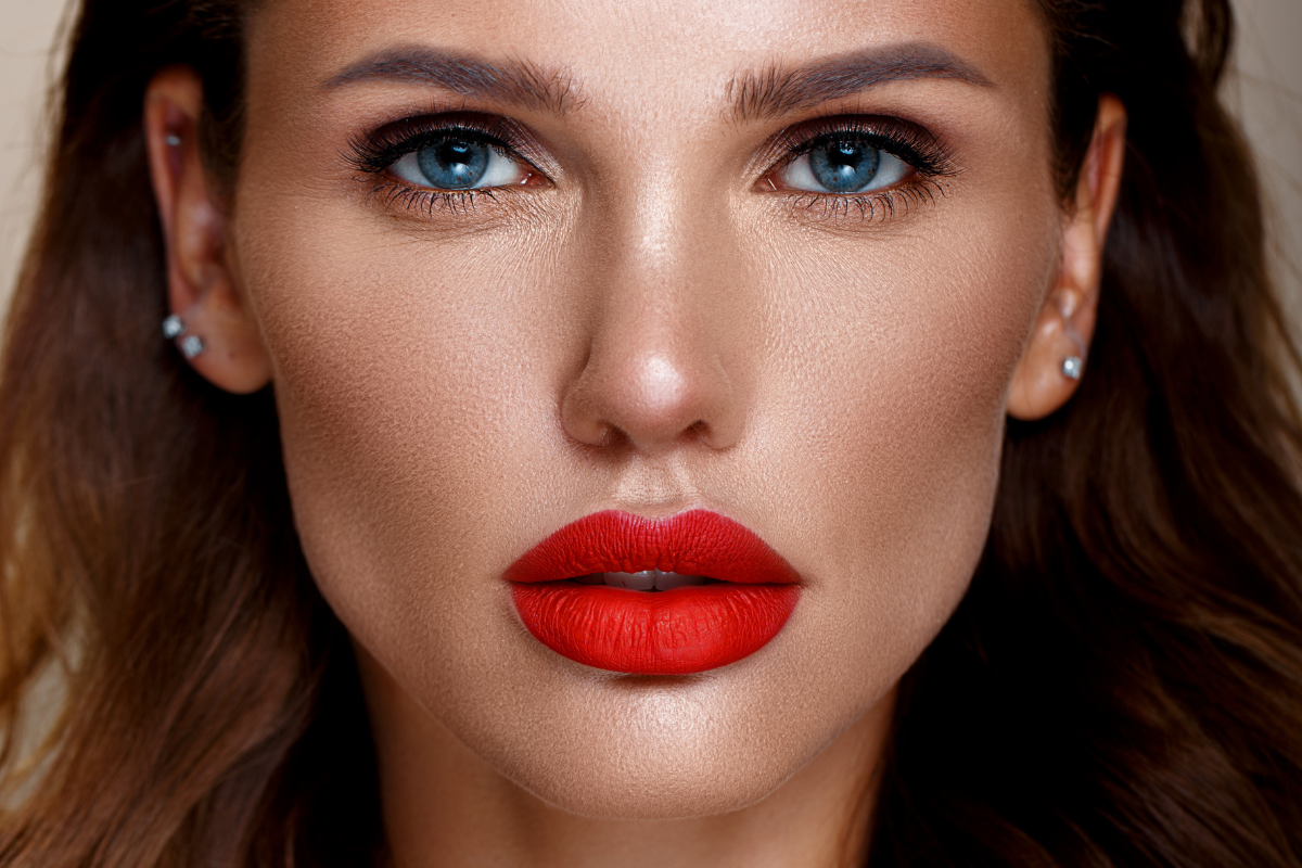 Odciśnij swoje usta na kartce