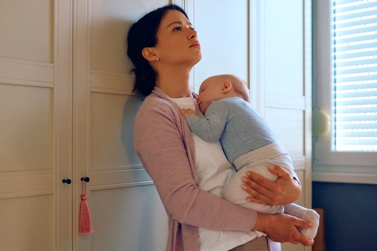 Smutna kobieta i dziecko 1200 x 800