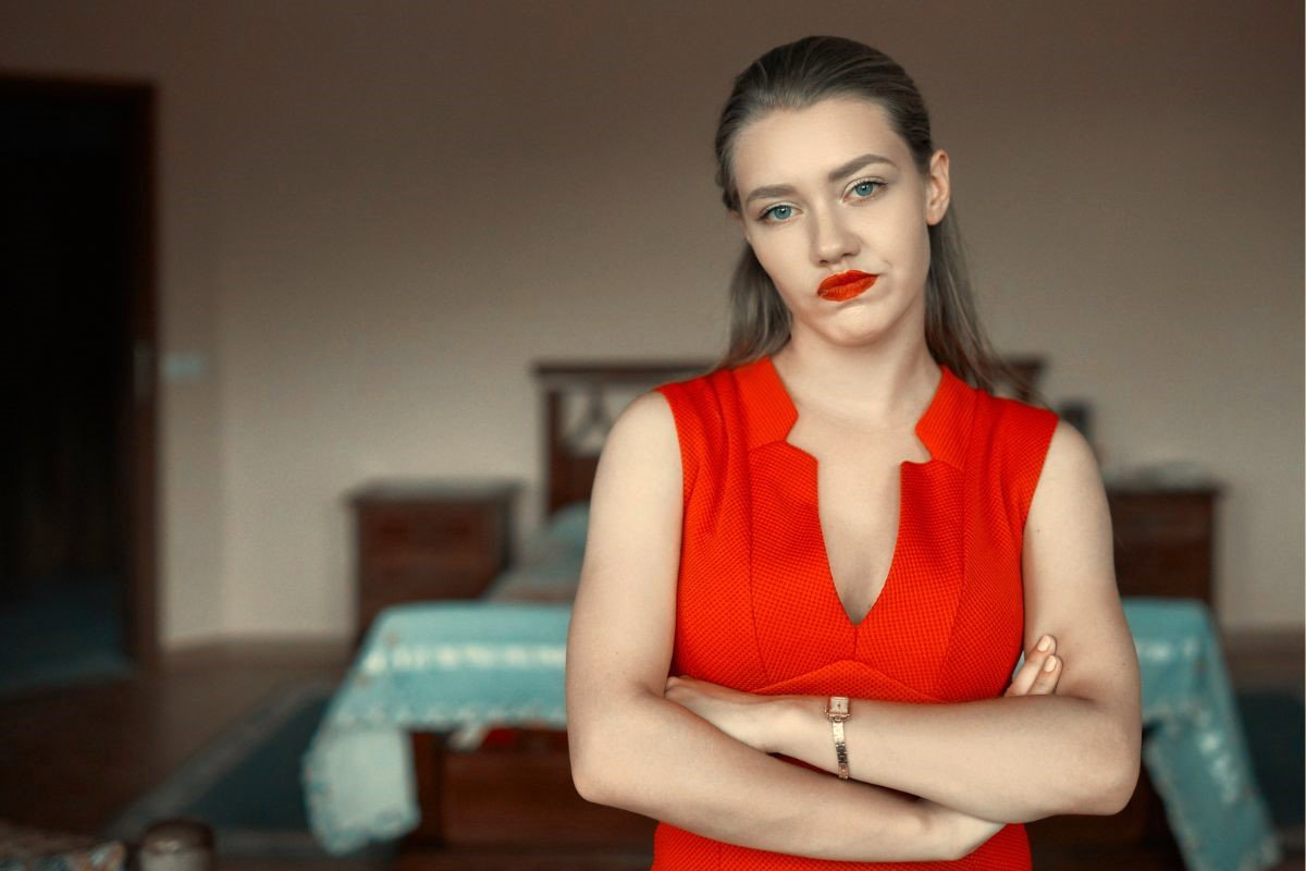 Kobieta w czerwonej sukience 1200 x 800