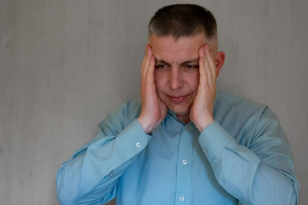 załamany mężczyzna w koszuli