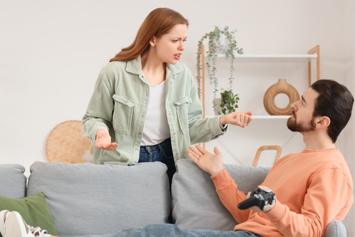 Kobieta zła na leniwego mężczyznę