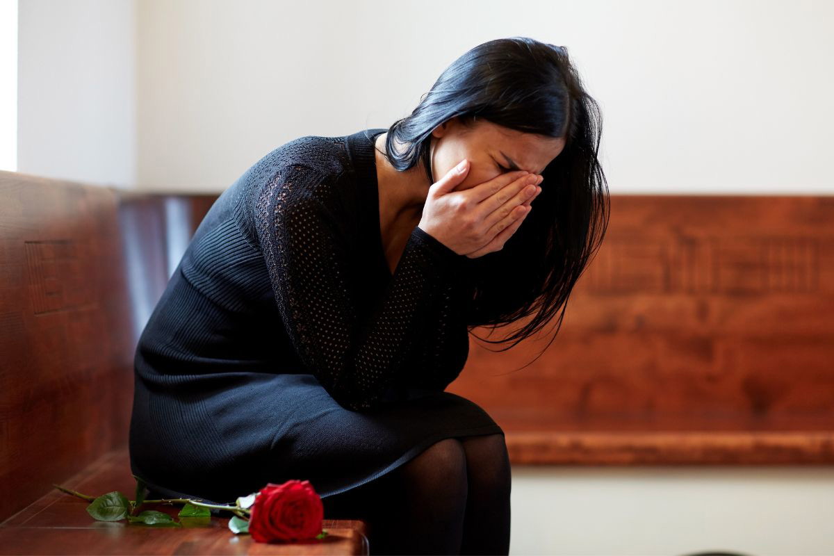 kobieta płacze na pogrzebie