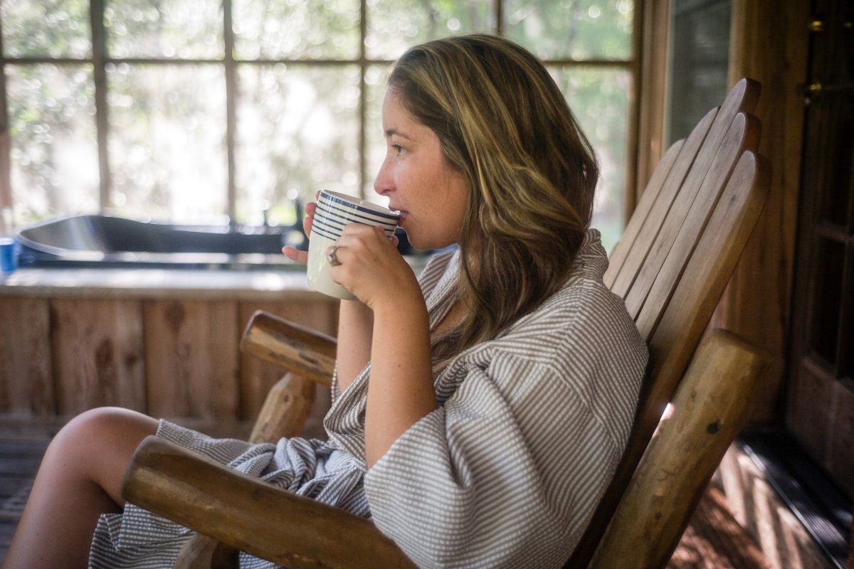 Kobieta na werandzie pije kawę