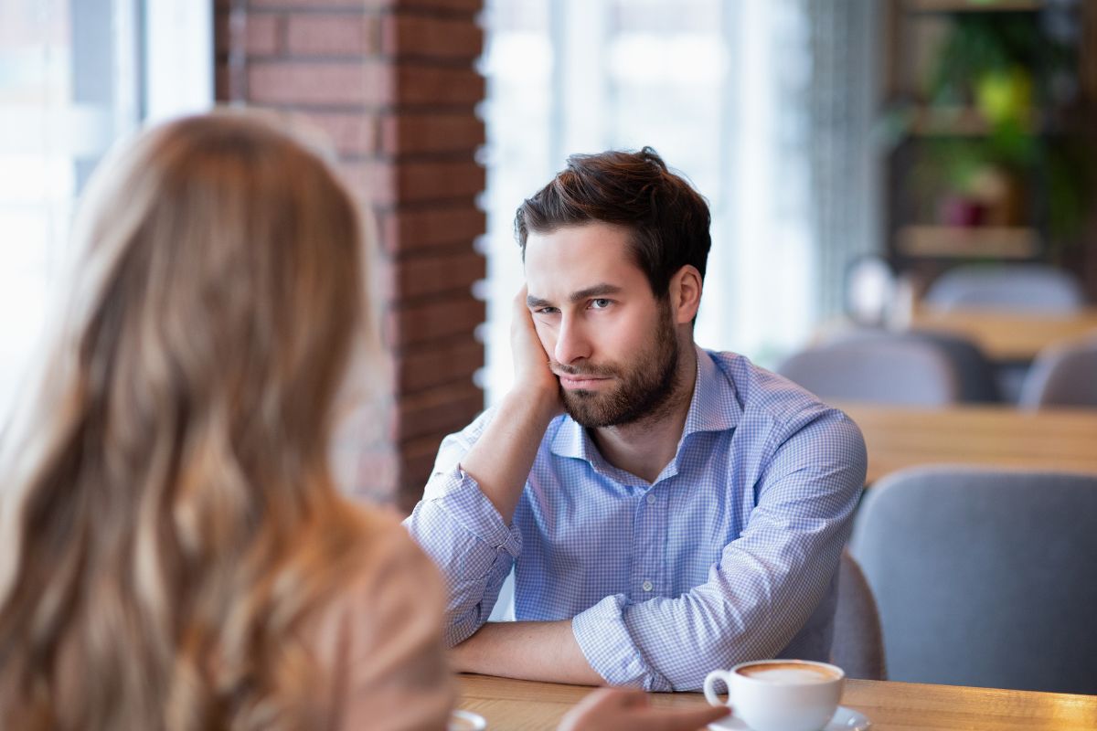 znudzony mężczyzna w restauracji