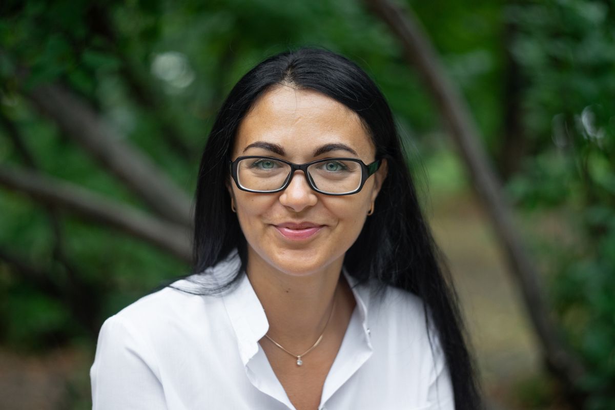 uśmiechnięta kobieta, fot. Getty Images, Shtrunts