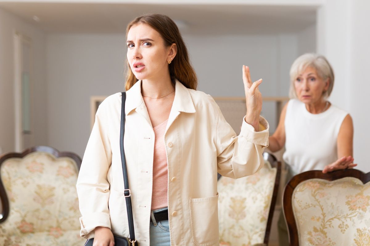 oburzona młoda kobieta ucisza teściową