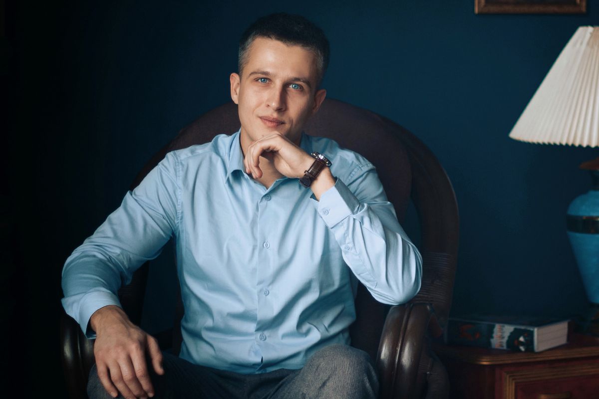 Mężczyzna w koszuli na fotelu