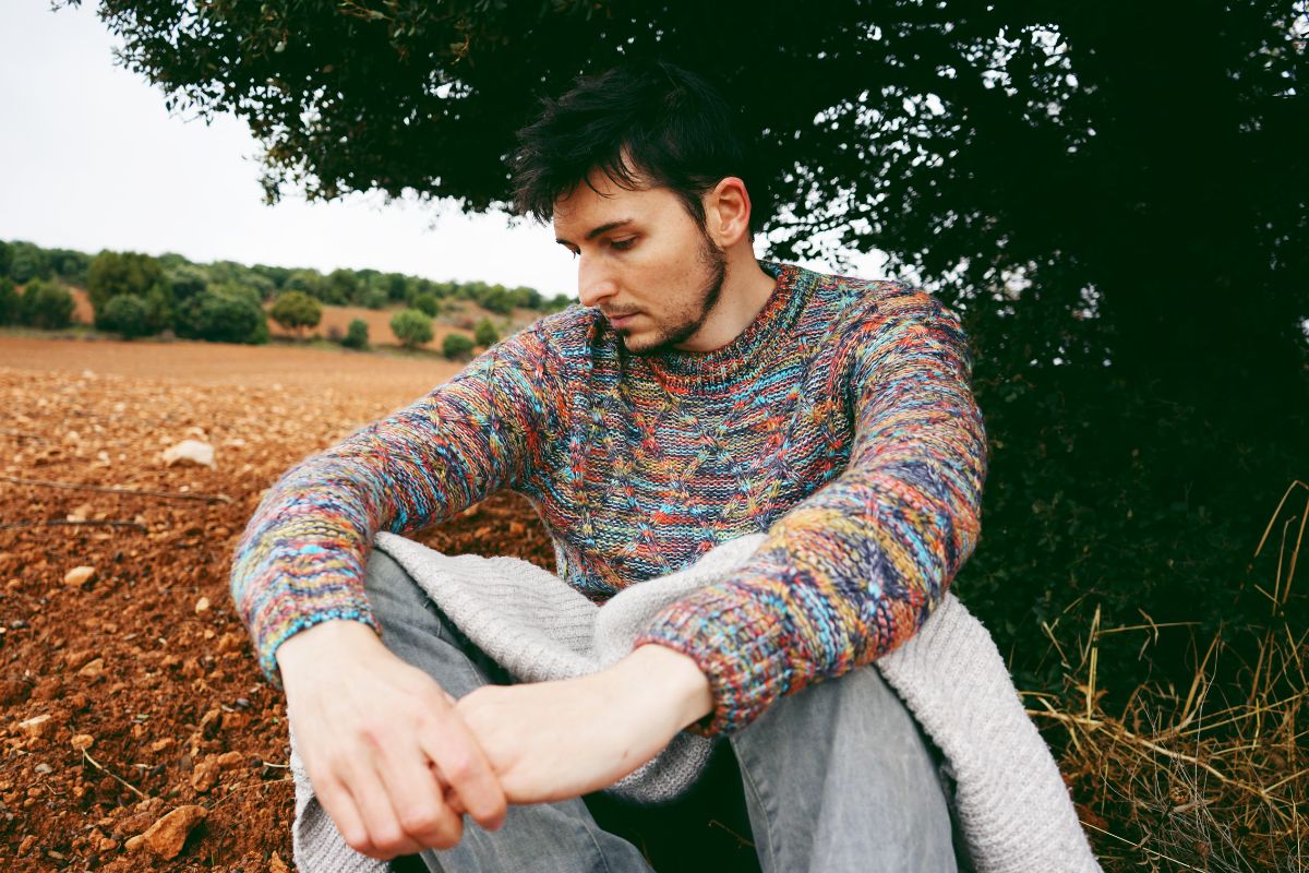 Smutny mężczyzna na polu