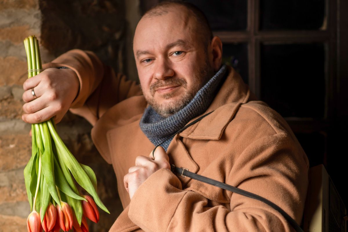 Mężczyzna z tulipanami