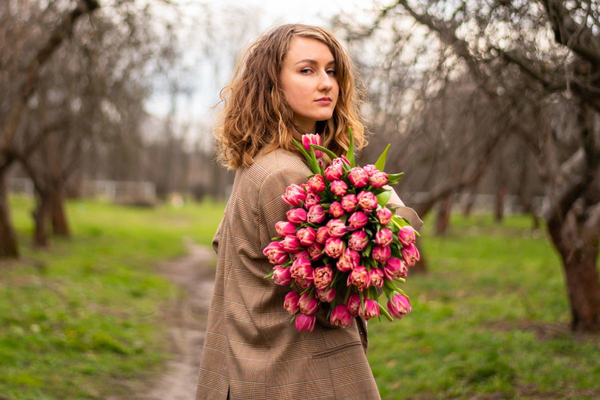 Kobieta z różowymi tulipanami