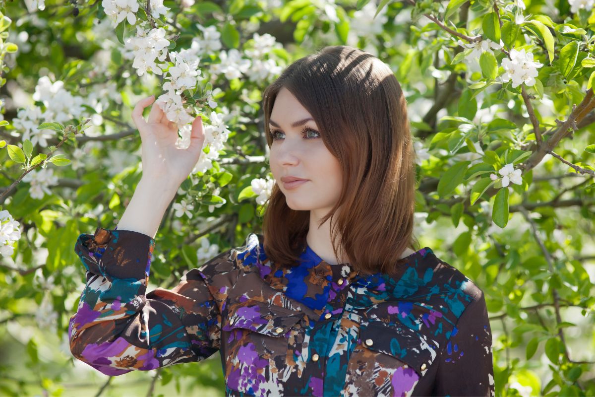 młoda kobieta pod kwitnącym drzewem