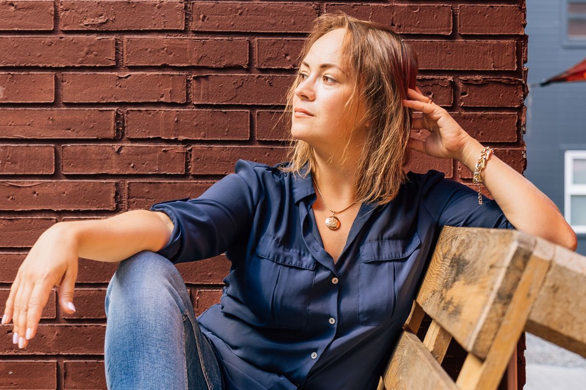 zamyślona kobieta patrzy w dal