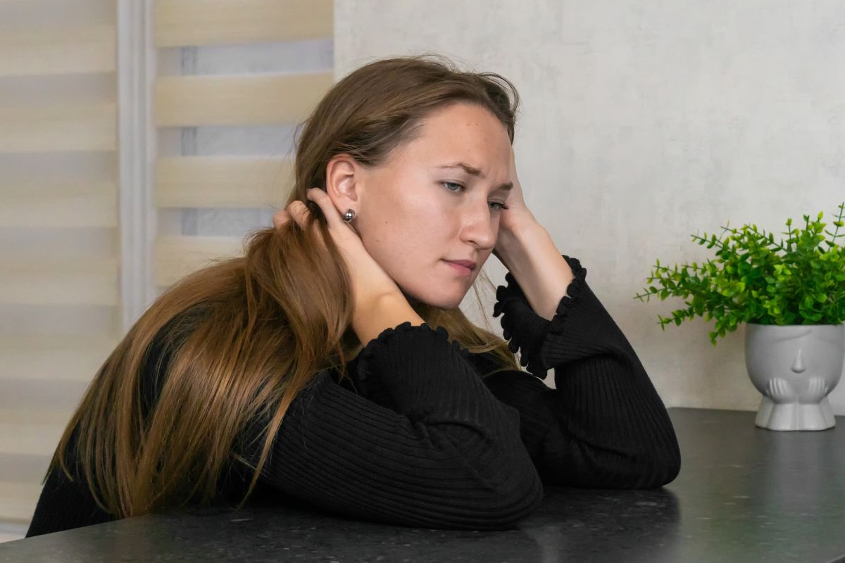 smutna kobieta w czarnym ubraniu