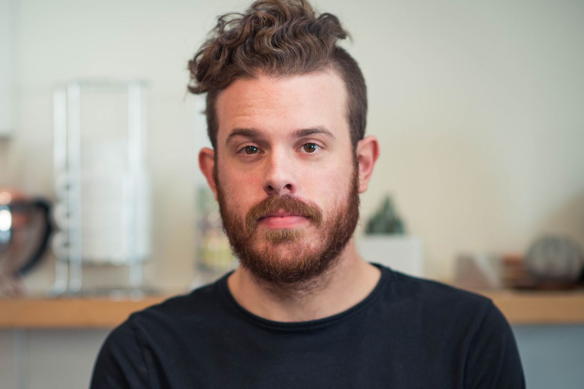 poważny mężczyzna, fot. Getty Images, Spiderstock