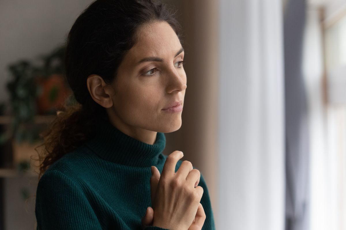 zamyślona kobieta przy oknie