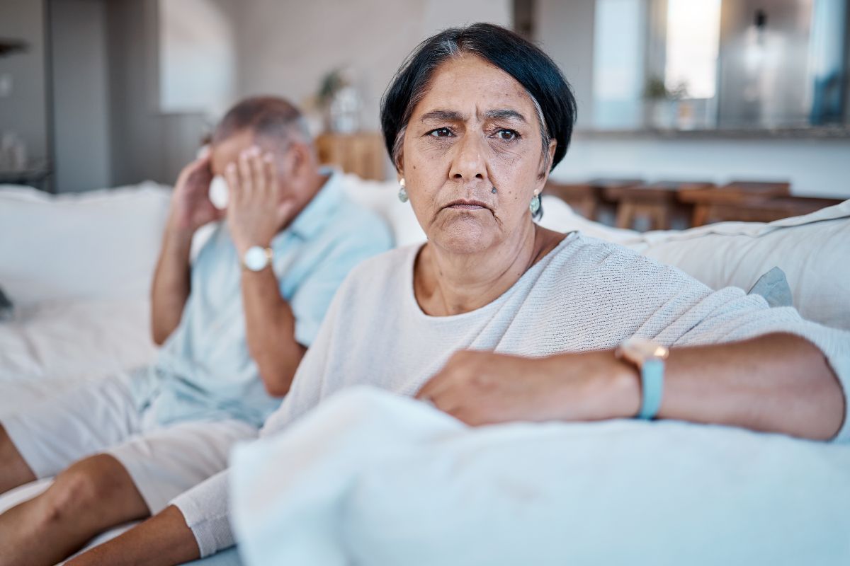 Smutna kobieta zła na męża
