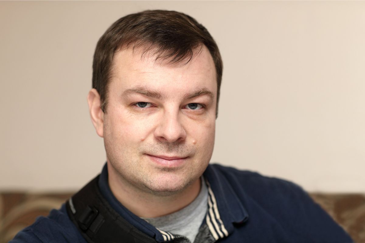 Mężczyzna w swetrze