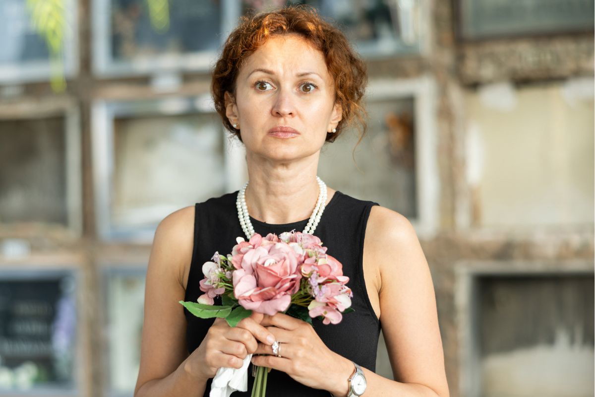 Smutna wdowa na pogrzebie