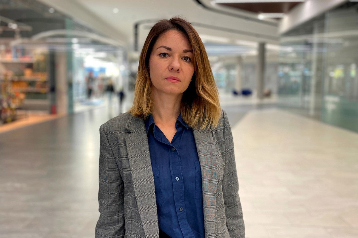 zmartwiona kobieta w sklepie, Getty Images, Nataliya Dmytrenko