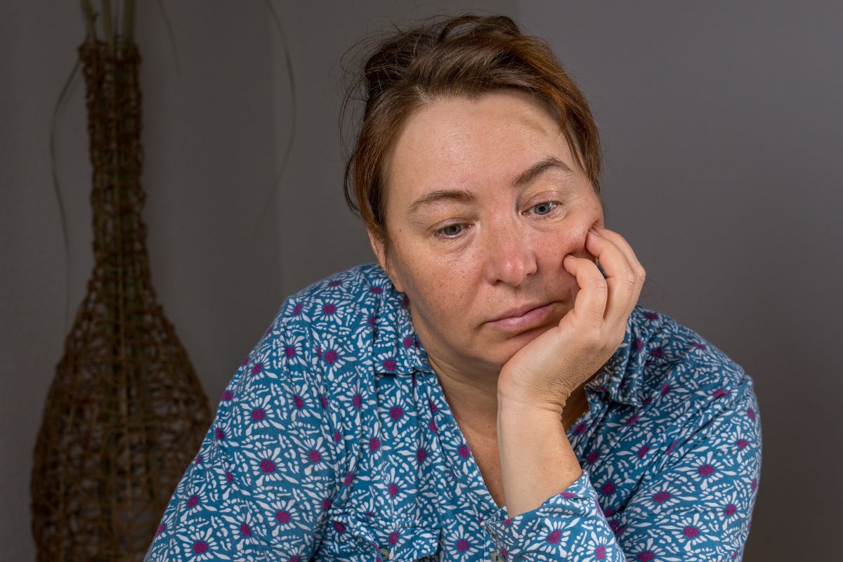 Zamyślona kobieta w średnim wieku