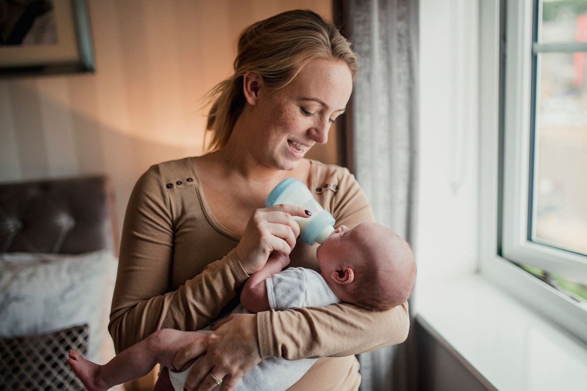 kobieta z niemowlakiem, fot. Getty Images, SolStock