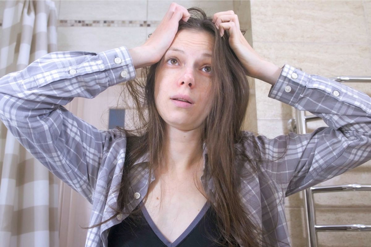 załamana i zszokowana młoda kobieta