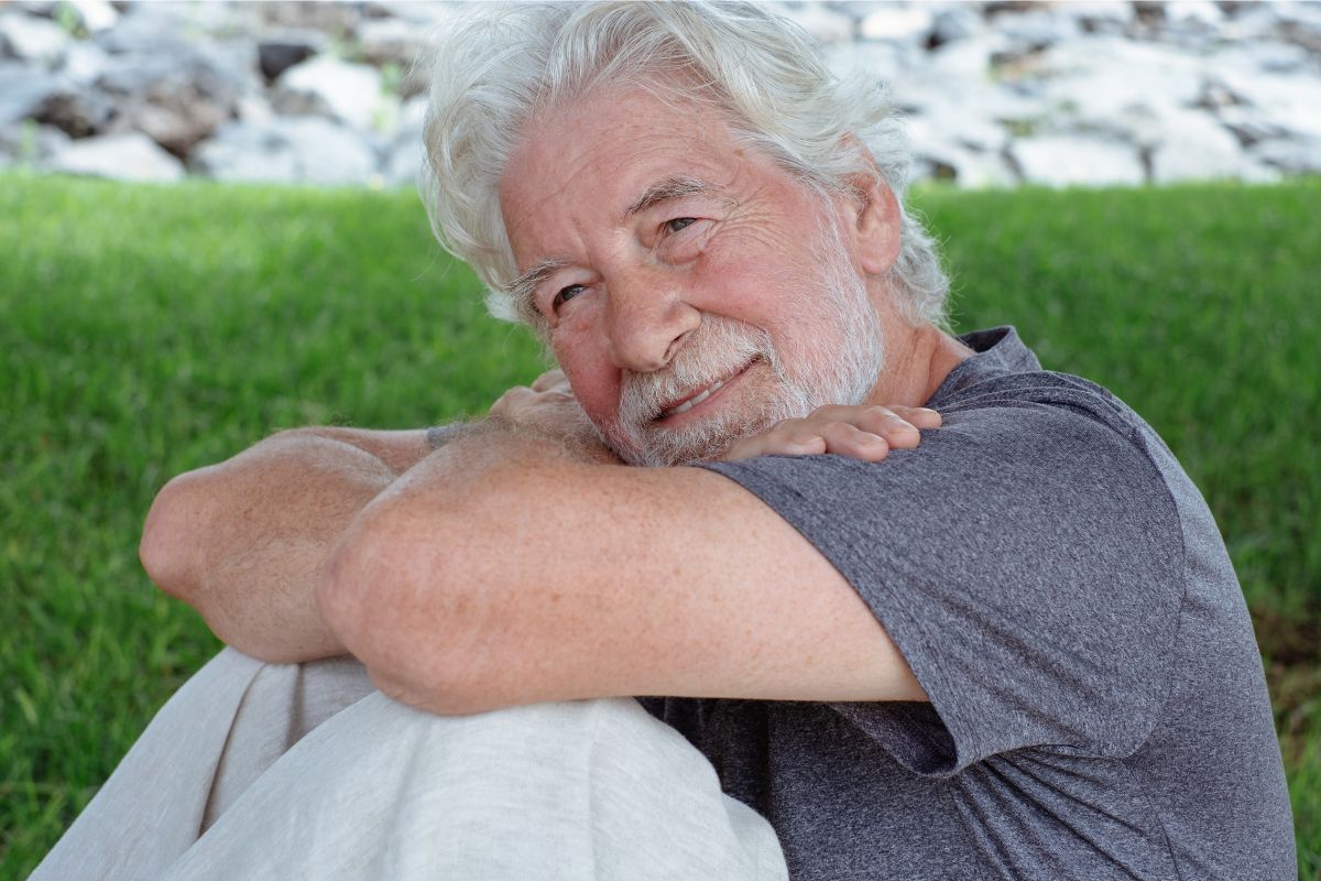 zamyślony starszy mężczyzna