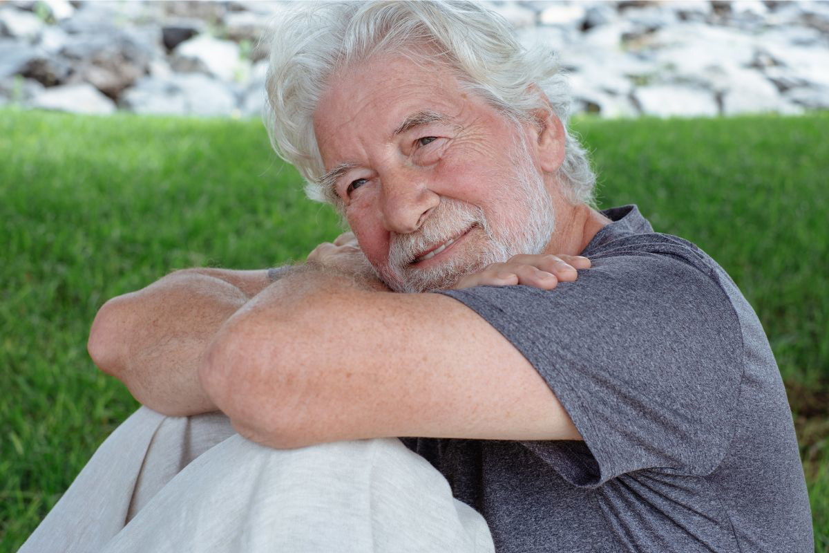 zamyślony starszy mężczyzna