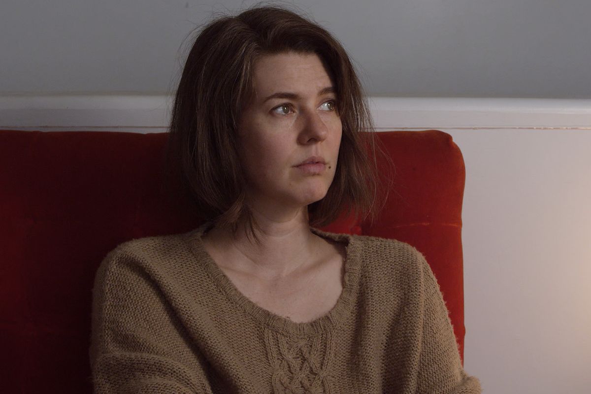 zamyślona kobieta w fotelu