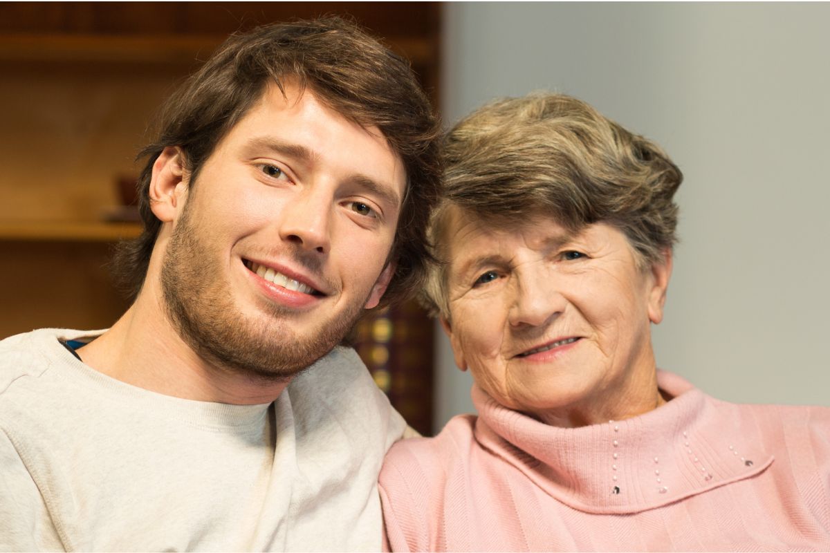 Dorosły wnuk z babcią