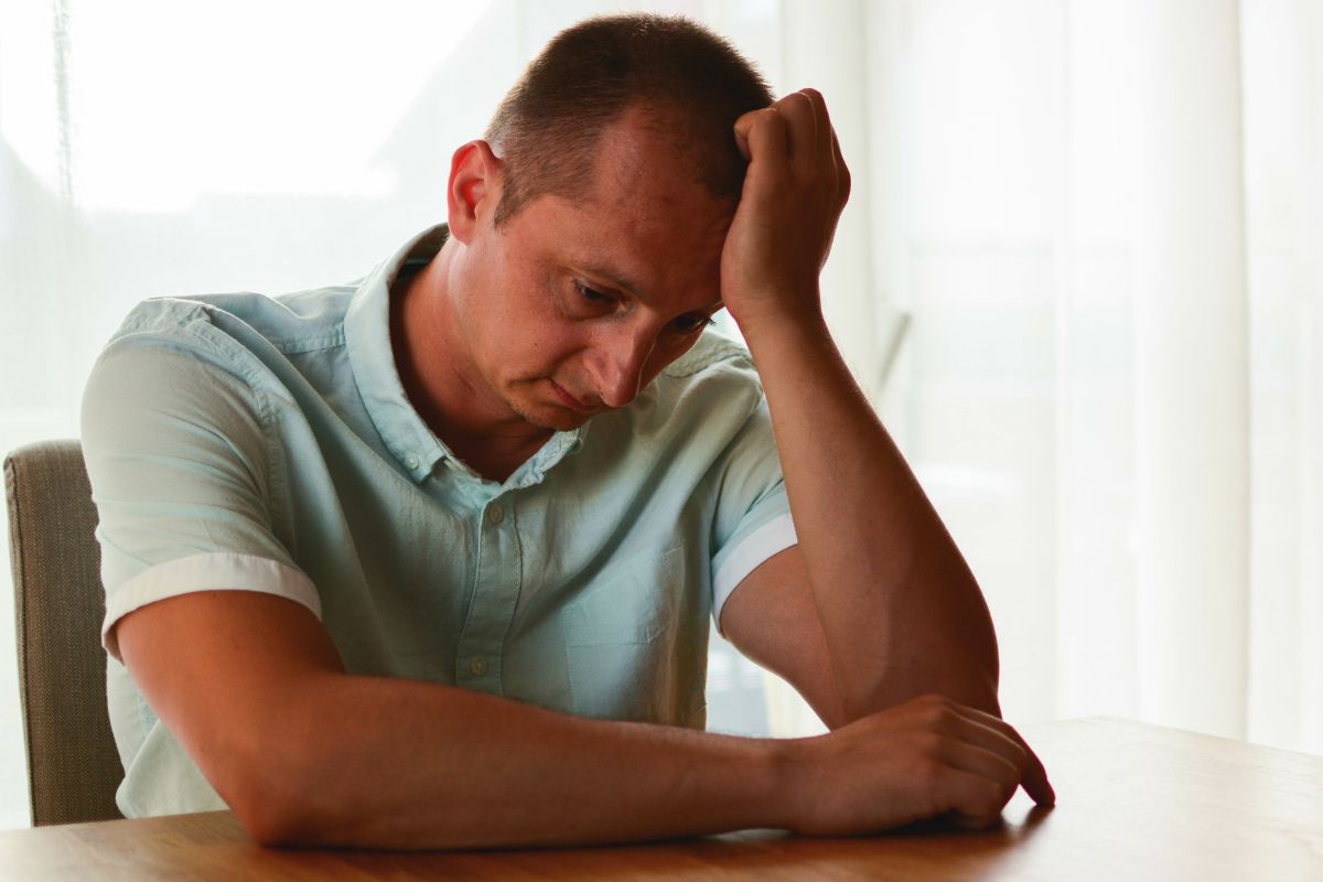 Załamany mężczyzna przy stole
