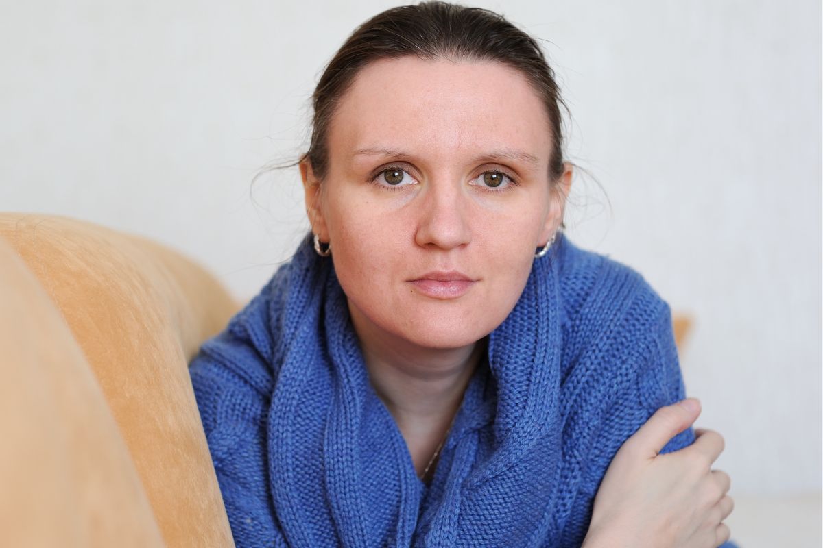 kobieta w niebieskim swetrze