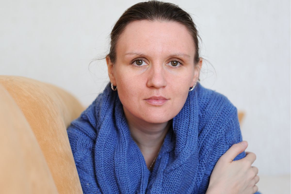 kobieta w niebieskim swetrze
