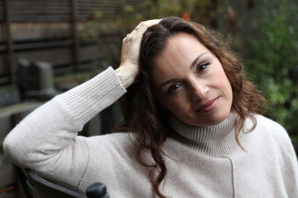 Zamyślona kobieta w ogrodzie