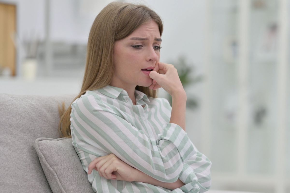 zmartwiona kobieta na kanapie