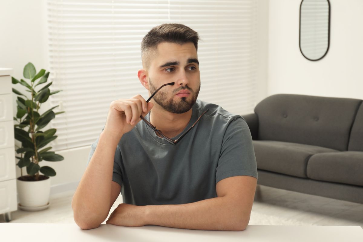 zamyślony mężczyzna, fot. Getty Images, Liudmila Chernetska