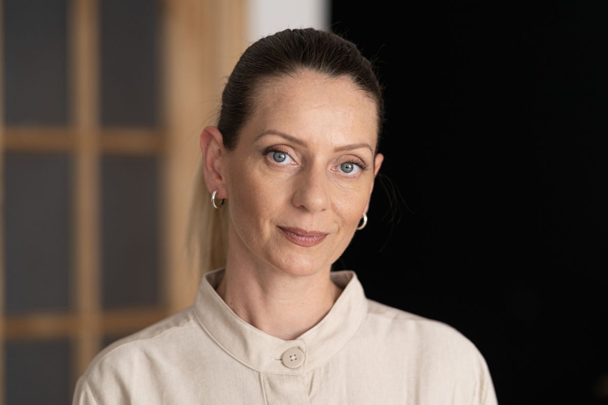 poważna kobieta patrząca prosto w obiektyw kamery