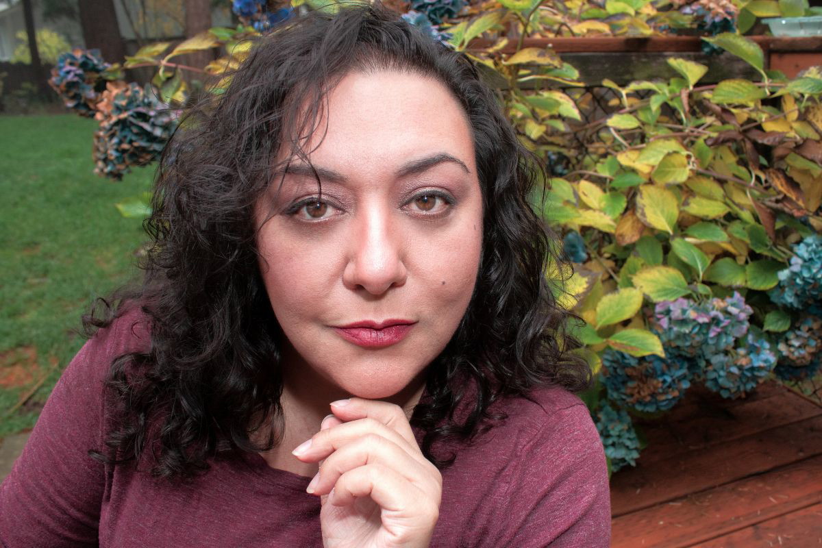 zamyślona kobieta z hortensjami w tle