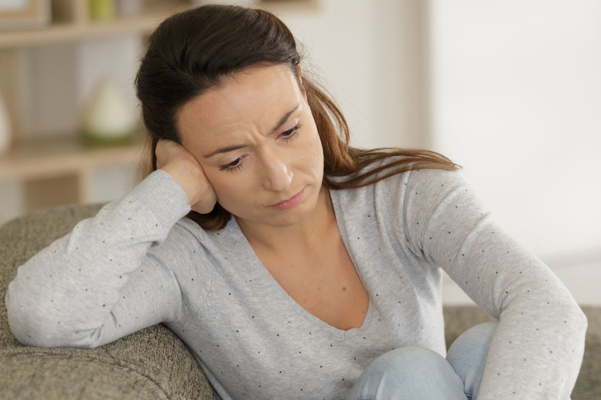 Smutna, zamyślona kobieta