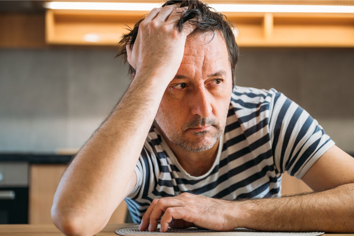 zamyślony mężczyzna w średnim wieku