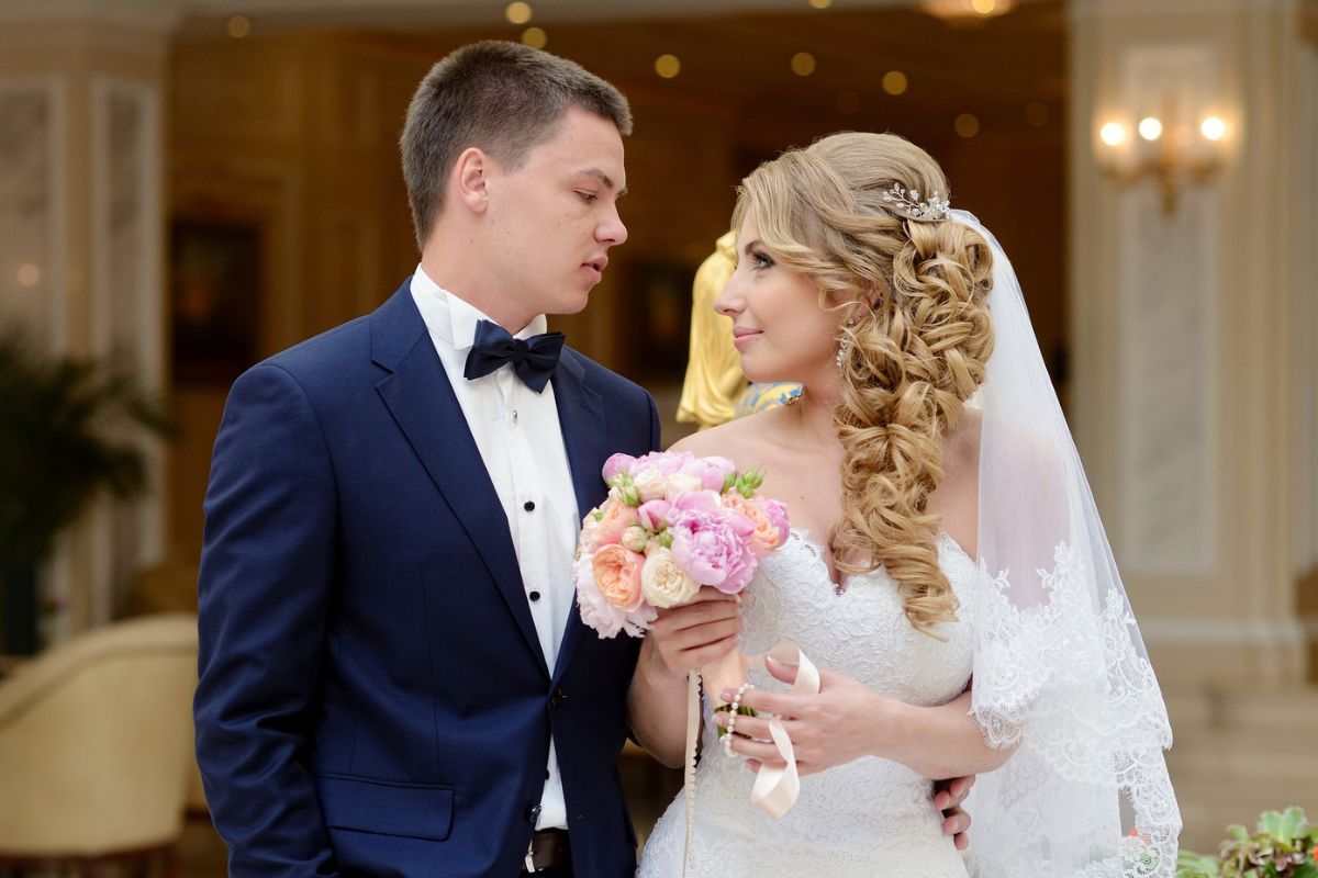 zakochani państwo młodzi, fot. Getty Images, pvstory